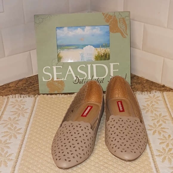 Union Bay Women's Blush Colored Slip on Flats Size 8M - Picture 7 of 11